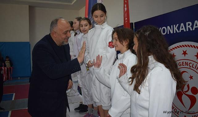 Eskrimde kılıçlar çekildi