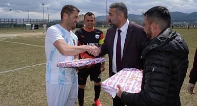 GENÇ FUTBOLCULARI UNUTMADI