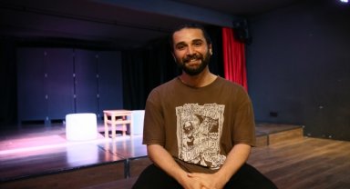 Gönül Dağı'nın "Ağıtçı Hüseyin"i Bodrum'da gençlere tiyatro eğitimi veriyor