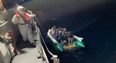 İzmir açıklarında 24 düzensiz göçmen kurtarıldı