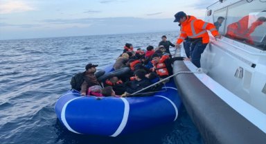 İzmir açıklarında 64 düzensiz göçmen kurtarıldı
