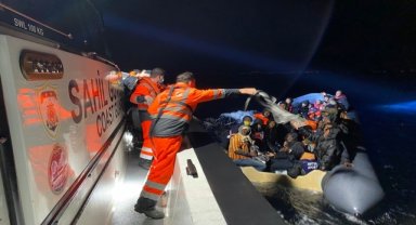 İzmir açıklarında 92 düzensiz göçmen kurtarıldı, 32 düzensiz göçmen yakalandı