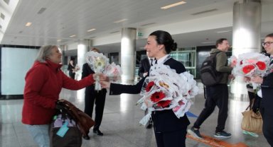 İzmir Adnan Menderes Havalimanı'nda Luxair'in ilk uçağı su takı ile karşılandı