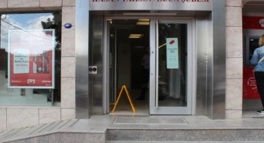 İzmir'de banka şubesinin önündeki silahlı saldırıda 2 kişi yaralandı