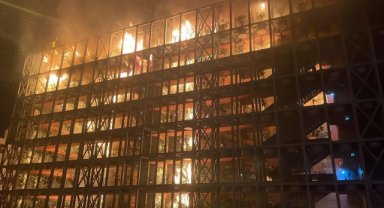 İzmir'de bir sitede çıkan yangına müdahale ediliyor