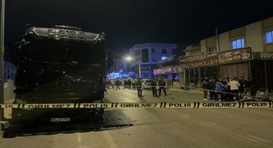 İzmir'de ehliyetsiz sürücünün kullandığı otomobilin çarptığı 1 kişi öldü, biri çocuk 2 kişi yaralandı