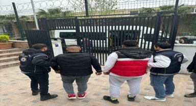 İzmir'de göçmen kaçakçılığı yaptığı öne sürülen 5 kişi tutuklandı