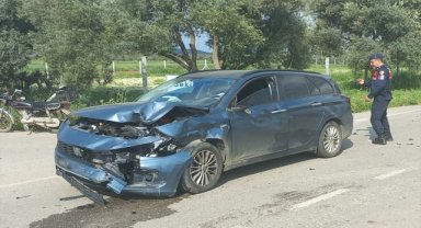 İzmir'de otomobille çarpışan motosikletteki 2 çocuk yaralandı