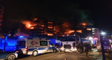 İzmir'de sitede çıkan yangına müdahale sürüyor