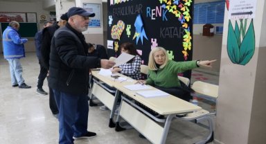 İzmir'deki Bulgaristan vatandaşları sandık başına gitti