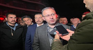 İzmir'de bir sitede çıkan yangına müdahale ediliyor