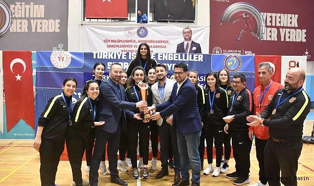 Karahan sahanın tozunu attırıyor
