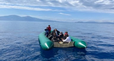 Kuşadası açıklarında lastik bottaki 13 düzensiz göçmen kurtarıldı