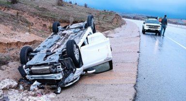 Kütahya'da devrilen otomobildeki 2 genç yaralandı