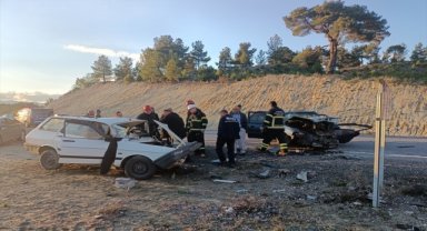 Kütahya'da iki otomobil çarpıştı, 1 kişi öldü, 6 kişi yaralandı