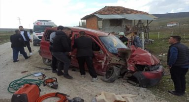 Kütahya'da trafik kazasında 4 kişi yaralandı