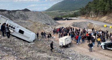 Manisa'da maden işçilerini taşıyan servis devrildi, 9 kişi yaralandı
