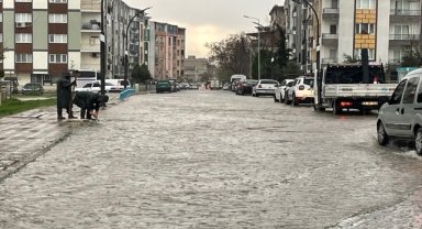 Manisa'da sağanak nedeniyle bazı ev ve iş yerlerini su bastı