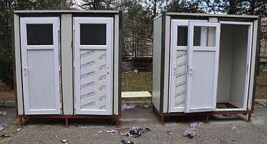 Meslek liseliler, depremzedeler için duş ve tuvalet üretiyor