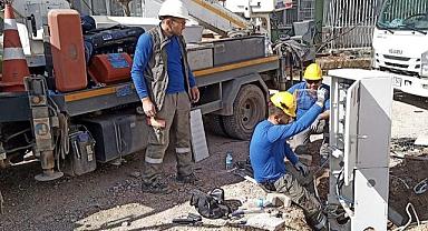 OEDAŞ EKİPLERİ DEPREM BÖLGESİNDE YARALARI SARMAK İÇİN ARALIKSIZ ÇALIŞIYOR