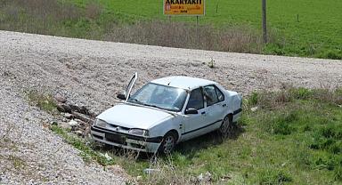  Otomobilin tarlaya girmesi sonucu 3 kişi yaralandı
