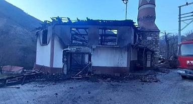 Sultandağı'nda tarihi camide çıkan yangın söndürüldü