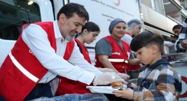 Türk Kızılay, Kemalpaşa'da iftar programı düzenledi