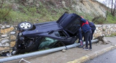 Uşak'ta şarampole devrilen otomobilin sürücüsü yaralandı