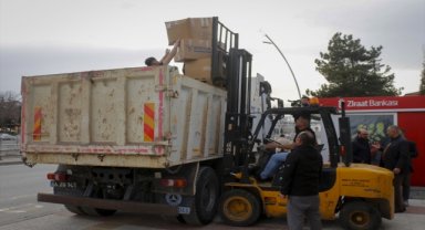 Uşak'tan depremzede çocuklara bayram hediyesi kıyafetler gönderildi