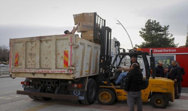 Uşak'tan depremzede çocuklara bayram hediyesi kıyafetler gönderildi