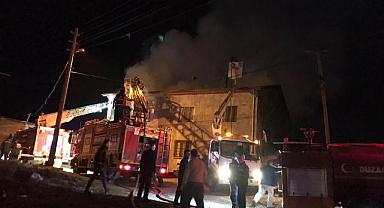 Yangında iki katlı evin çatı katı kullanılamaz hale geldi