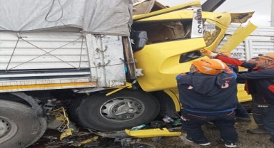 Afyonkarahisar'da 3 kişinin yaralandığı tır kazası güvenlik kamerasınca kaydedildi