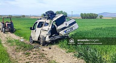 Afyonkarahisar'da devrilen araçtaki 4 kişi yaralandı