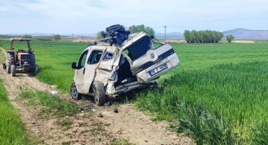 Afyonkarahisar'da devrilen araçtaki 4 kişi yaralandı
