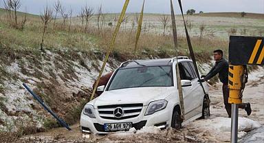 Afyonkarahisar'da dolu yağışı nedeniyle kontrolden çıkan otomobil su kanalına düştü