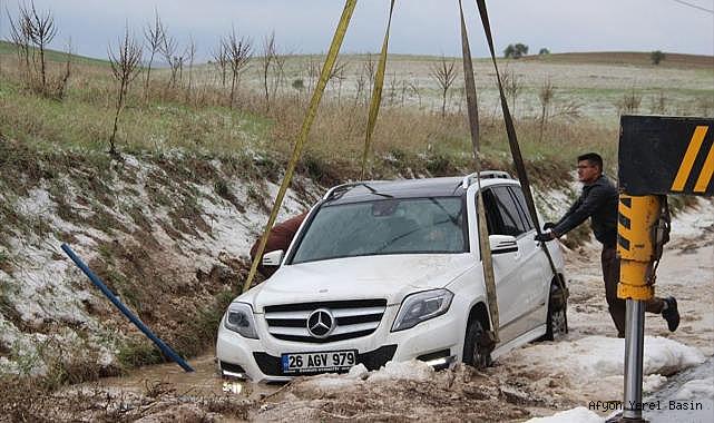 Afyonkarahisar'da dolu yağışı nedeniyle kontrolden çıkan otomobil su kanalına düştü