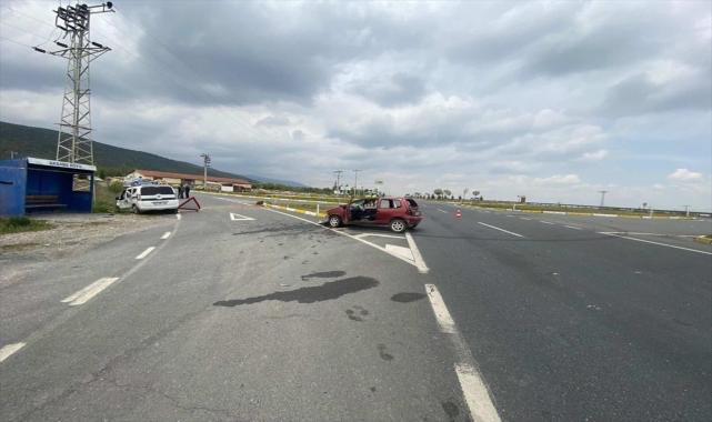 Afyonkarahisar'da hafif ticari aracın otomobille çarpışması sonucu 6 kişi yaralandı