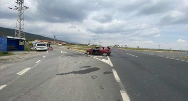 Afyonkarahisar'da hafif ticari aracın otomobille çarpışması sonucu 6 kişi yaralandı
