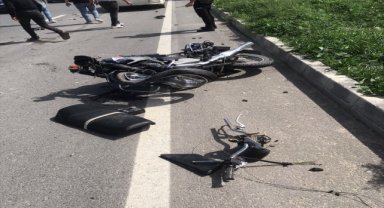 Afyonkarahisar'da motosikletin otomobile çarpması sonucu 2 kardeş yaralandı