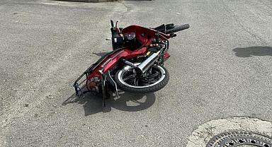 Afyonkarahisar'da motosikletle otomobilin çarpışması sonucu bir kişi yaralandı