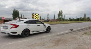 Afyonkarahisar'da otomobile çarpan motosikletteki yolcu yaralandı