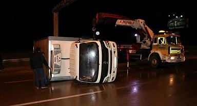 Afyonkarahisar'da park halindeki kamyonete çarpan minibüs sürücüsü yaralandı
