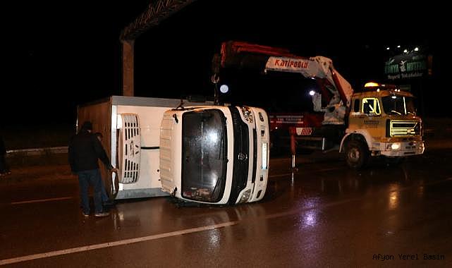 Afyonkarahisar'da park halindeki kamyonete çarpan minibüs sürücüsü yaralandı