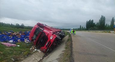 Afyonkarahisar'da şarampole devrilen kamyondaki 1 kişi yaralandı