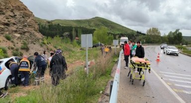 Afyonkarahisar'da şarampole devrilen otomobildeki 4 kişi yaralandı