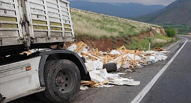 Afyonkarahisar'da şarampole devrilen tırdaki 2 kişi yaralandı