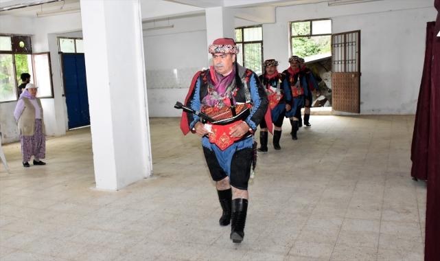 Aydın'da bir grup seçmen efe kıyafetiyle oy kullandı