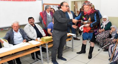 Aydın'da bir grup seçmen efe kıyafetleriyle oy kullandı