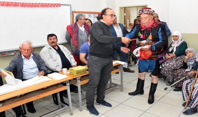 Aydın'da bir grup seçmen efe kıyafetleriyle oy kullandı