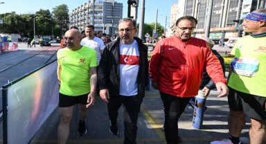 Bakan Kasapoğlu, İzmir'de düzenlenen 10K 19 Mayıs Yol Koşusu'na katıldı